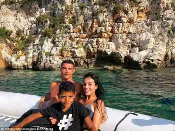 Cristiano Ronaldo Locks Lips With Girlfriend As They Enjoy Family Holiday (Photos)